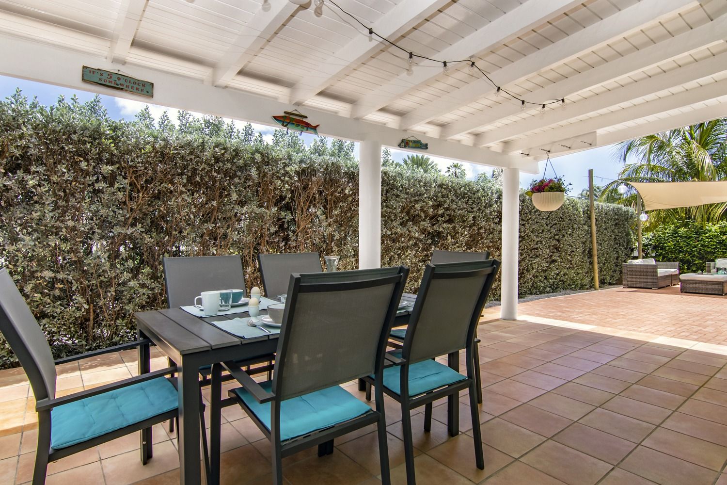 De overdekte porch met eettafel